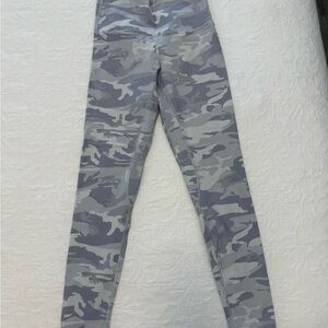 Vitae Apparel Women's Gray Camo Leggings
